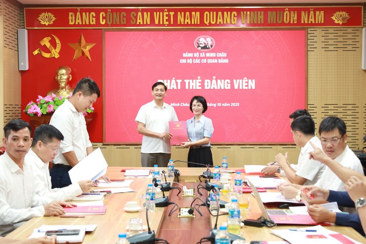 Chi bộ các cơ quan Đảng xã Minh Châu đã long trọng tổ chức Lễ kết nạp đảng viên cho quần chúng ưu tú; trao Quyết định đổi lại thẻ và thẻ đảng viên- Ảnh 7.