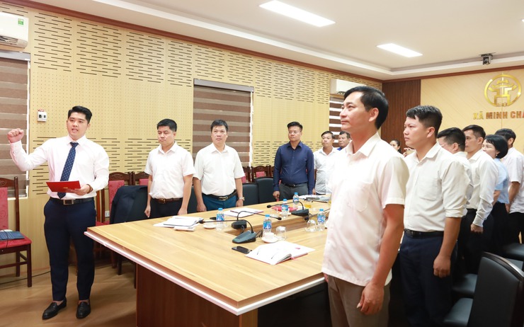 Chi bộ các cơ quan Đảng xã Minh Châu đã long trọng tổ chức Lễ kết nạp đảng viên cho quần chúng ưu tú; trao Quyết định đổi lại thẻ và thẻ đảng viên- Ảnh 3.