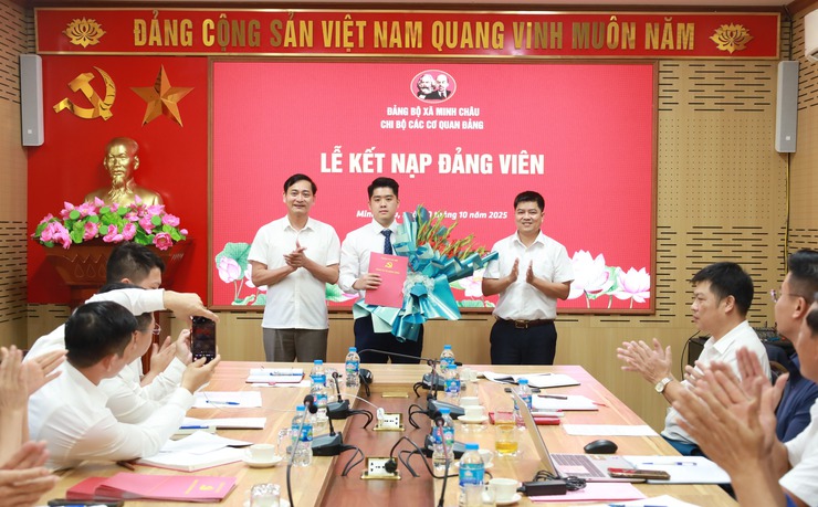 Chi bộ các cơ quan Đảng xã Minh Châu đã long trọng tổ chức Lễ kết nạp đảng viên cho quần chúng ưu tú; trao Quyết định đổi lại thẻ và thẻ đảng viên- Ảnh 1.