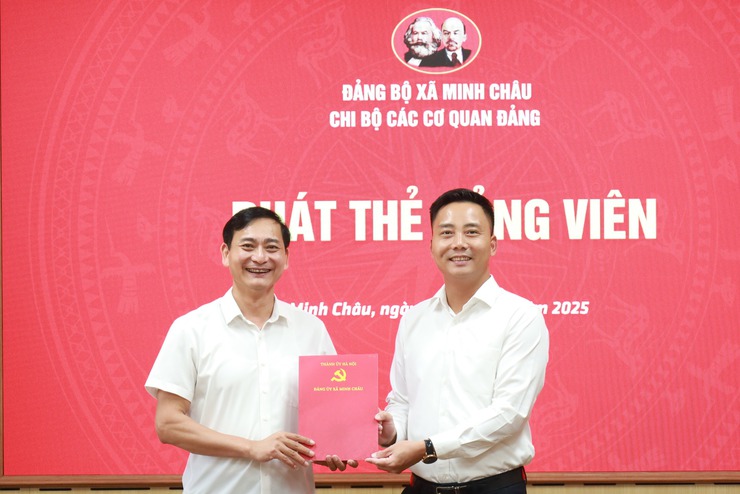 Chi bộ các cơ quan Đảng xã Minh Châu đã long trọng tổ chức Lễ kết nạp đảng viên cho quần chúng ưu tú; trao Quyết định đổi lại thẻ và thẻ đảng viên- Ảnh 5.