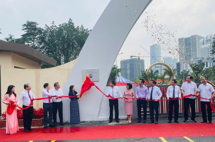 Gắn biển công trình Công viên Cầu Giấy: Công trình tiêu biểu chào mừng kỷ niệm 71 năm Ngày giải phóng Thủ đô (10/10/1954 - 10/10/2025) và chào mừng Đại hội đại biểu Đảng bộ thành phố Hà Nội lần thứ XVIII- Ảnh 9.