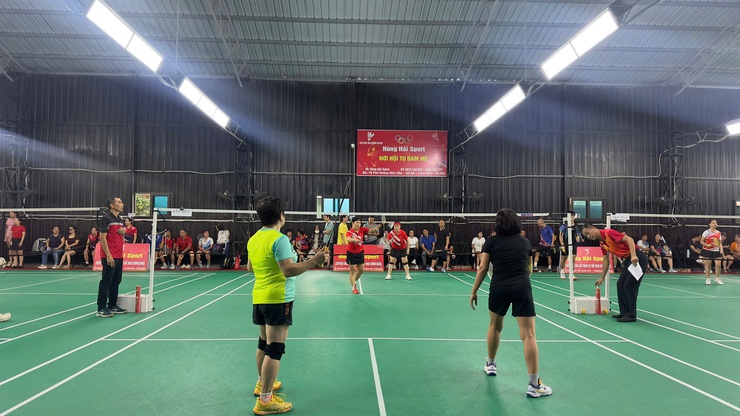 Giải cầu lông trong khuôn khổ Đại hội Thể dục thể thao phường Bồ Đề lần thứ I

- Ảnh 2.