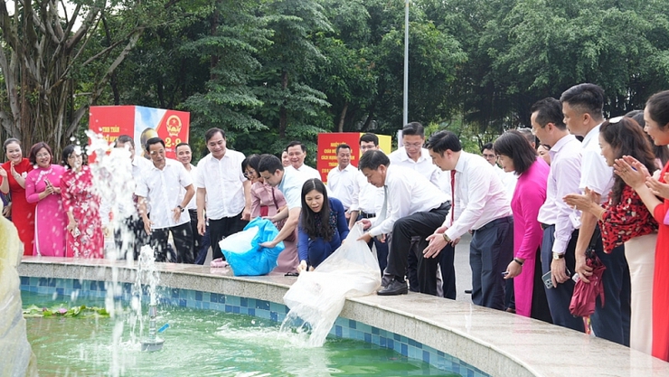 Gắn biển công trình Công viên Cầu Giấy: Công trình tiêu biểu chào mừng kỷ niệm 71 năm Ngày giải phóng Thủ đô (10/10/1954 - 10/10/2025) và chào mừng Đại hội đại biểu Đảng bộ thành phố Hà Nội lần thứ XVIII- Ảnh 11.