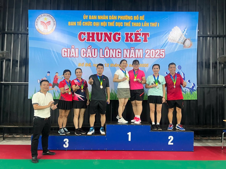 Giải cầu lông trong khuôn khổ Đại hội Thể dục thể thao phường Bồ Đề lần thứ I

- Ảnh 5.