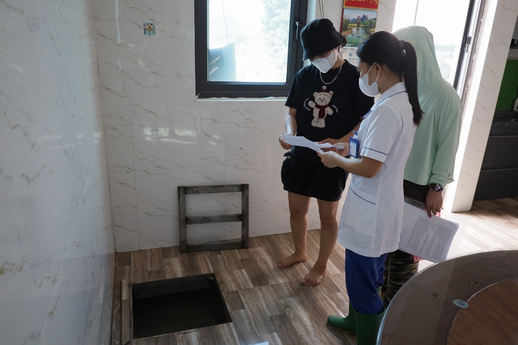 CDC Hà Nội tăng cường giám sát, hỗ trợ vệ sinh môi trường và phòng chống dịch sau bão, mưa lũ tại xã Đa Phúc- Ảnh 2.