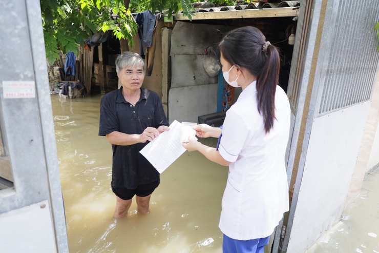 CDC Hà Nội tăng cường giám sát, hỗ trợ vệ sinh môi trường và phòng chống dịch sau bão, mưa lũ tại xã Đa Phúc- Ảnh 1.