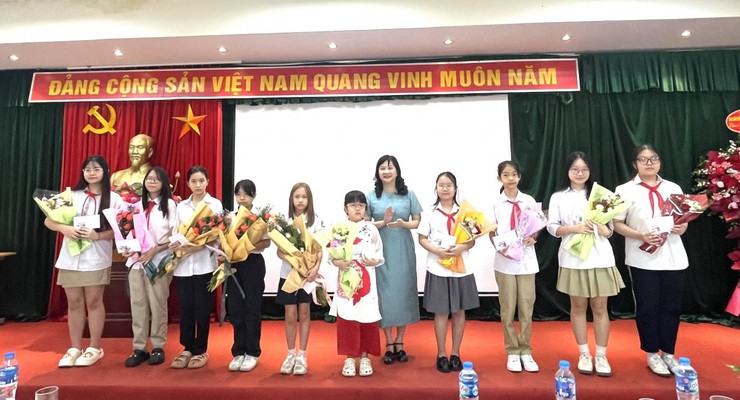 Biểu dương 100 trẻ em gái chăm ngoan, học giỏi- Ảnh 1.