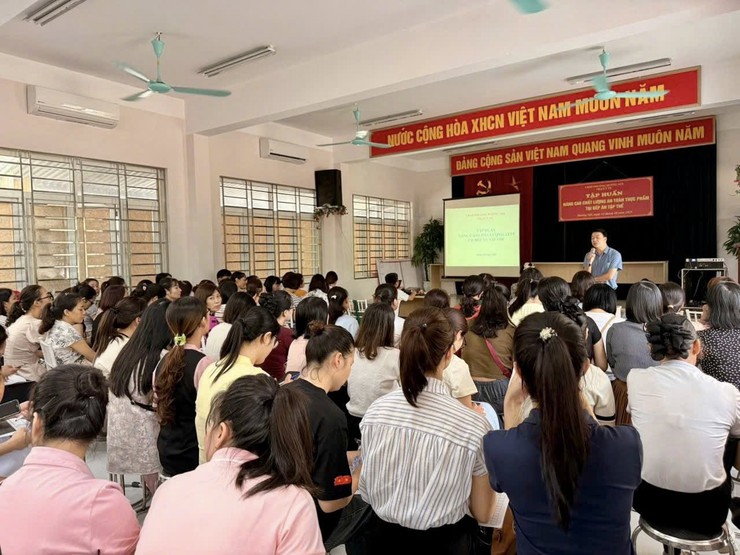 Trạm Y tế phường Dương Nội tập huấn kiến thức an toàn thực phẩm cho các cơ sở giáo dục trên địa bàn phường- Ảnh 1.