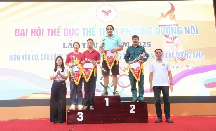 Sôi nổi Giải Kéo co, Cầu lông Đại hội Thể dục Thể thao phường Dương Nội lần thứ I- Ảnh 2.