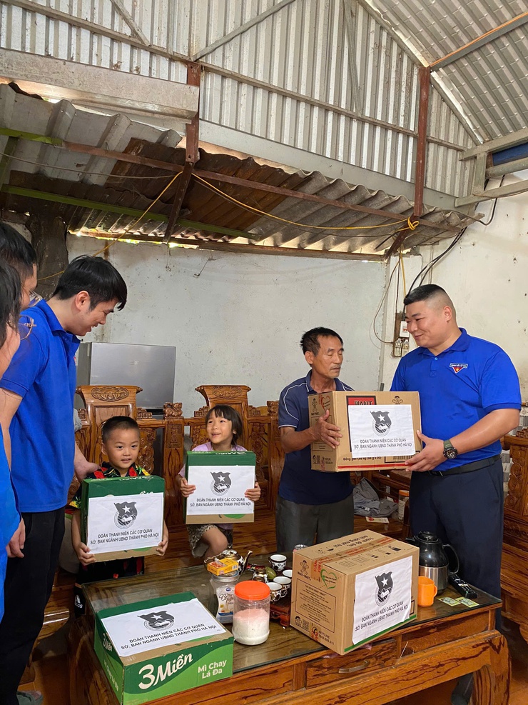 Đoàn Thanh niên Trung tâm Phục vụ hành chính công thành phố Hà Nội hưởng ứng chương trình “Hỗ trợ bà con vùng lũ”- Ảnh 1.