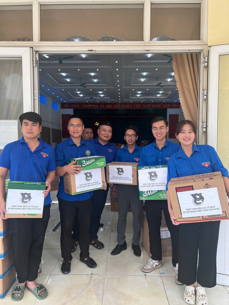 Đoàn Thanh niên Trung tâm Phục vụ hành chính công thành phố Hà Nội hưởng ứng chương trình “Hỗ trợ bà con vùng lũ”- Ảnh 2.
