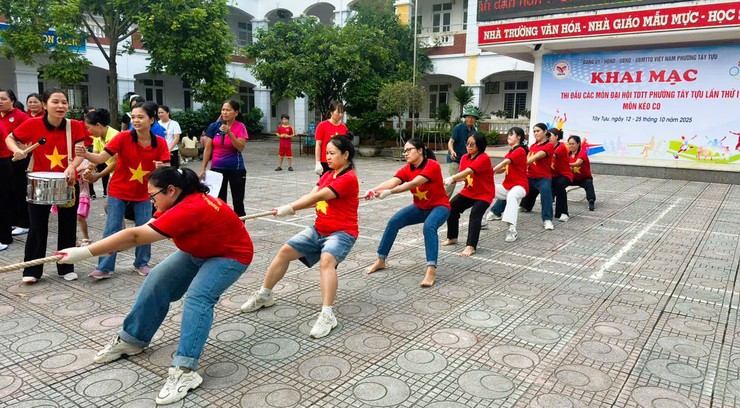 Các vận động viên phường Tây Tựu sôi nổi tham gia thi đấu môn kéo co- Ảnh 1.