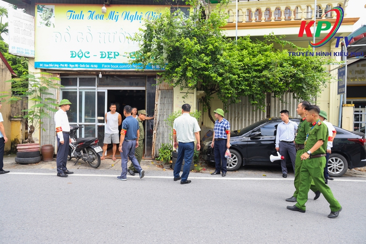 Ban chỉ đạo 197 xã Kiều Phú ra quân giải tỏa hành lang an toàn giao thông, trật tự mỹ quan đô thị- Ảnh 2.