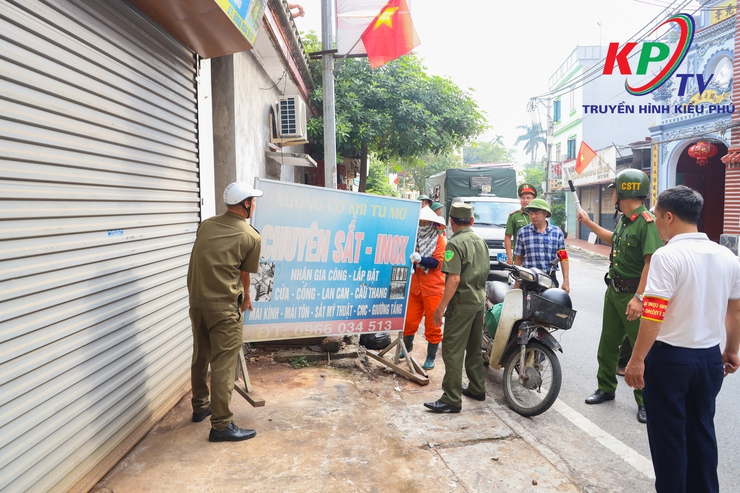 Ban chỉ đạo 197 xã Kiều Phú ra quân giải tỏa hành lang an toàn giao thông, trật tự mỹ quan đô thị- Ảnh 7.