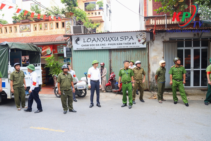 Ban chỉ đạo 197 xã Kiều Phú ra quân giải tỏa hành lang an toàn giao thông, trật tự mỹ quan đô thị- Ảnh 3.