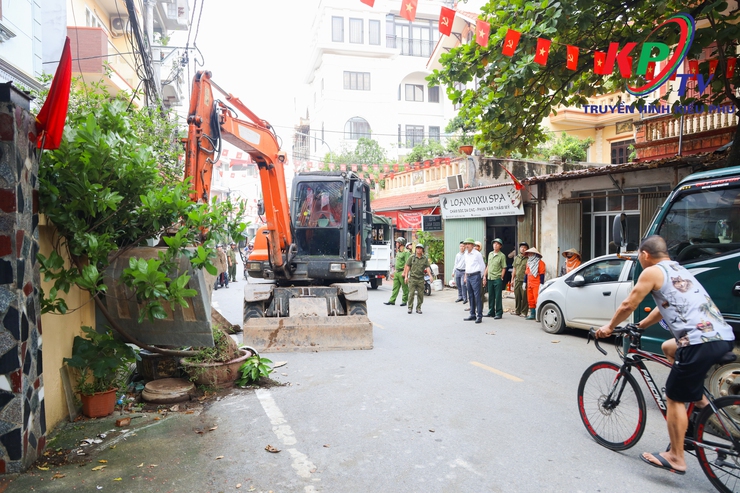 Ban chỉ đạo 197 xã Kiều Phú ra quân giải tỏa hành lang an toàn giao thông, trật tự mỹ quan đô thị- Ảnh 6.