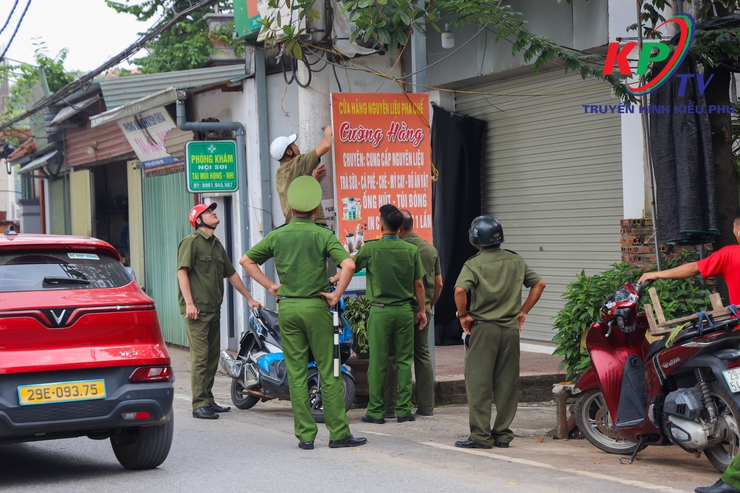 Ban chỉ đạo 197 xã Kiều Phú ra quân giải tỏa hành lang an toàn giao thông, trật tự mỹ quan đô thị- Ảnh 4.