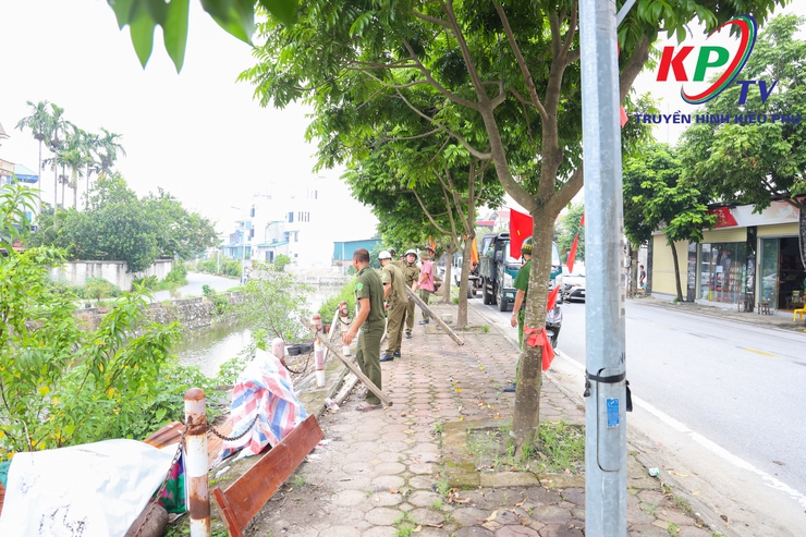 Ban chỉ đạo 197 xã Kiều Phú ra quân giải tỏa hành lang an toàn giao thông, trật tự mỹ quan đô thị- Ảnh 12.