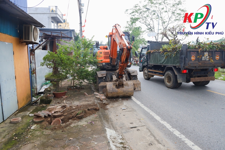Ban chỉ đạo 197 xã Kiều Phú ra quân giải tỏa hành lang an toàn giao thông, trật tự mỹ quan đô thị- Ảnh 1.