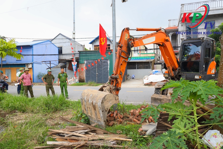 Ban chỉ đạo 197 xã Kiều Phú ra quân giải tỏa hành lang an toàn giao thông, trật tự mỹ quan đô thị- Ảnh 15.