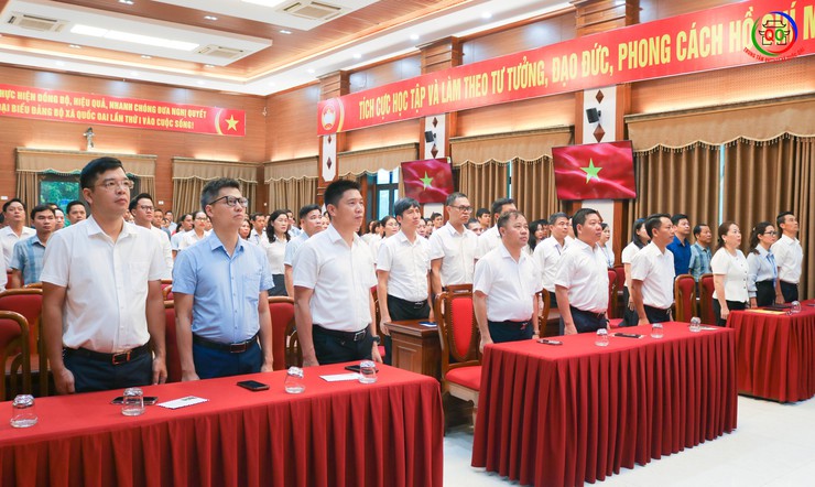 Xã Quốc Oai tổ chức Lễ chào cờ đầu tuần và phát động ủng hộ đồng bào bị ảnh hưởng bởi bão số 11- Ảnh 1.