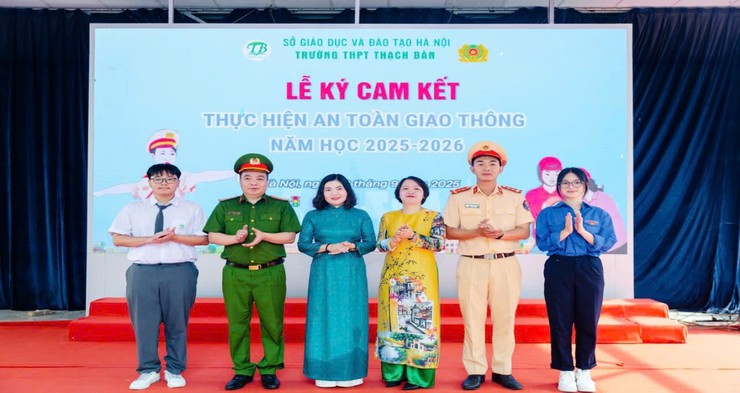 Công an phường Long Biên tăng cường xử lý vi phạm trật tự, an toàn giao thông, trật tự đô thị- Ảnh 2.
