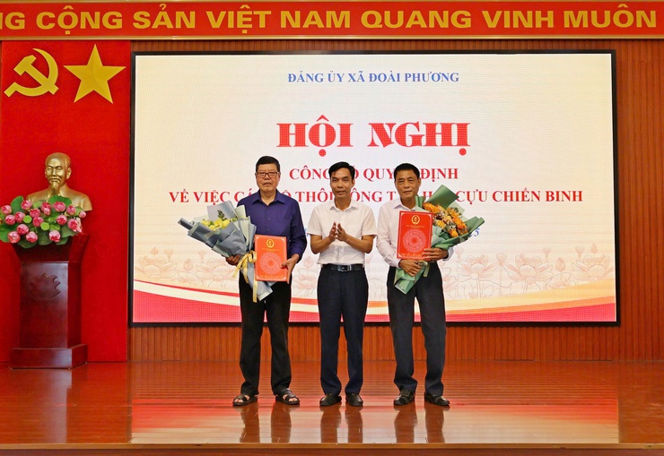 Xã Đoài Phương trao tặng Kỷ niệm chương “Vì sự nghiệp công tác tổ chức xây dựng Đảng” và Quyết định thôi công tác Hội CCB- Ảnh 2.