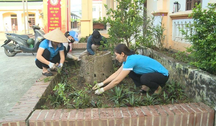 Xã Phúc Lộc ra quân tổng vệ sinh môi trường chào mừng Đại hội Đảng bộ thành phố lần thứ XVIII và thực hiện Nghị quyết Đảng ủy xã về bảo vệ môi trường- Ảnh 4.
