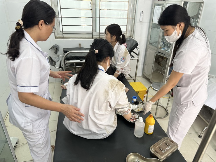 NGƯỜI CỰU CHIẾN BINH GƯƠNG MẪU KỊP THỜI CỨU GIÚP HAI HỌC SINH GẶP TAI NẠN GIAO THÔNG- Ảnh 1.