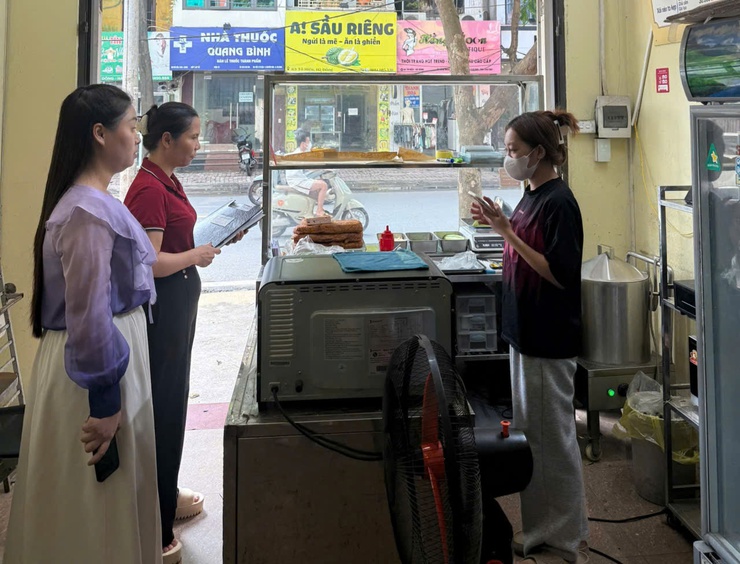 Trạm y tế phường Hà Đông tăng cường công tác kiểm tra các cơ sở kinh doanh dịch vụ ăn uống, thức ăn đường phố- Ảnh 1.