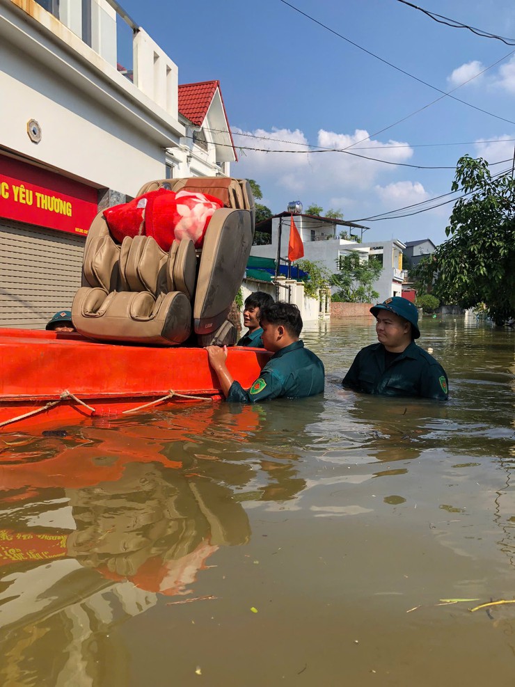 Cả hệ thống chính trị xã Quang Minh vào cuộc hỗ trợ người dân vùng ngập- Ảnh 4.