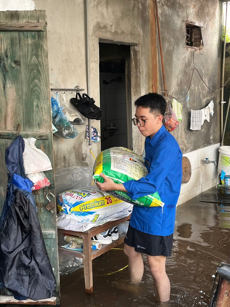 Cả hệ thống chính trị xã Quang Minh vào cuộc hỗ trợ người dân vùng ngập- Ảnh 2.