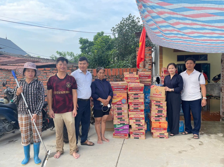 Sẻ chia yêu thương, chung tay giúp dân vùng ngập vượt qua khó khăn- Ảnh 2.