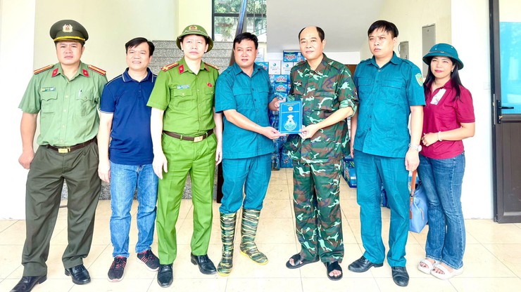 Phường Định Công san sẻ khó khăn cùng nhân dân xã Trung Giã và Đa phúc sau bão số 11 (Matmo) - Ảnh 4.