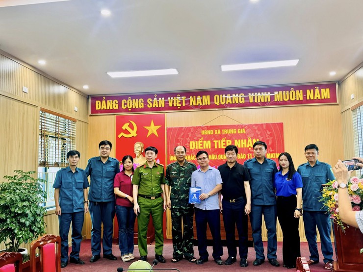 Phường Định Công san sẻ khó khăn cùng nhân dân xã Trung Giã và Đa phúc sau bão số 11 (Matmo) - Ảnh 3.