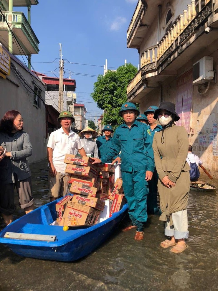 Sẻ chia yêu thương, chung tay giúp dân vùng ngập vượt qua khó khăn- Ảnh 3.