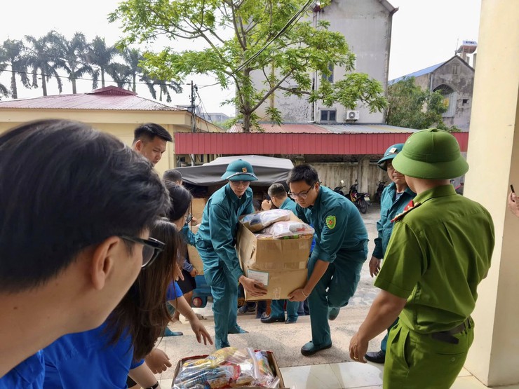 Phường Định Công san sẻ khó khăn cùng nhân dân xã Trung Giã và Đa phúc sau bão số 11 (Matmo) - Ảnh 2.