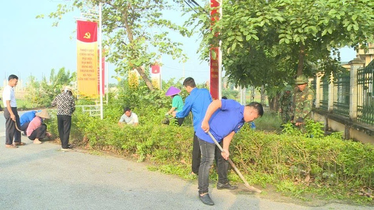Xã Phúc Lộc ra quân tổng vệ sinh môi trường chào mừng Đại hội Đảng bộ thành phố lần thứ XVIII và thực hiện Nghị quyết Đảng ủy xã về bảo vệ môi trường- Ảnh 9.
