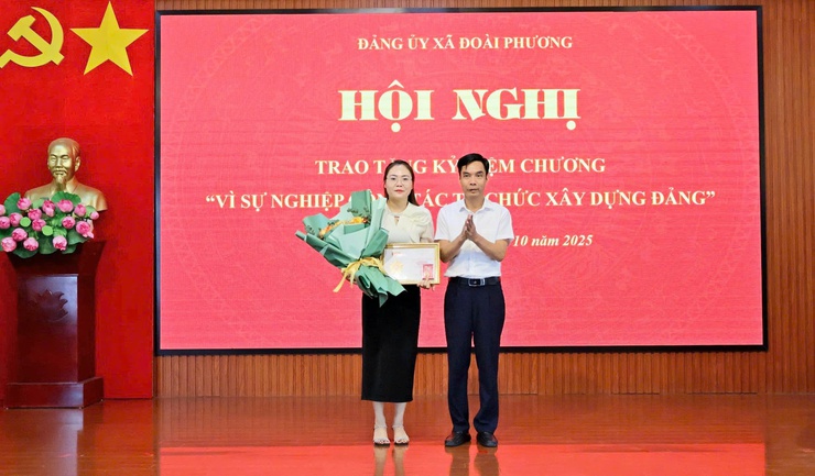Xã Đoài Phương trao tặng Kỷ niệm chương “Vì sự nghiệp công tác tổ chức xây dựng Đảng” và Quyết định thôi công tác Hội CCB- Ảnh 1.