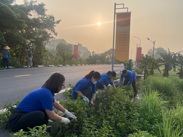 Xã Phúc Lộc ra quân tổng vệ sinh môi trường chào mừng Đại hội Đảng bộ thành phố lần thứ XVIII và thực hiện Nghị quyết Đảng ủy xã về bảo vệ môi trường- Ảnh 7.