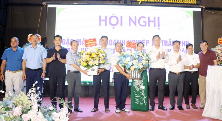 Câu lạc bộ doanh nghiệp xã Trần Phú tổ chức Hội nghị gặp mặt nhân kỷ niệm 21 năm Ngày doanh nhân Việt Nam- Ảnh 1.