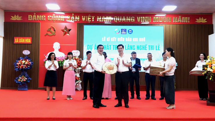 DÂN HÒA: RA MẮT DỰ ÁN “TRILAF” & LỄ KÝ KẾT HỢP TÁC GIỮA TRƯỜNG ĐẠI HỌC NGOẠI NGỮ – ĐHQGHN, UBND XÃ DÂN HÒA VÀ CÁC ĐỐI TÁC DU LỊCH- Ảnh 10.