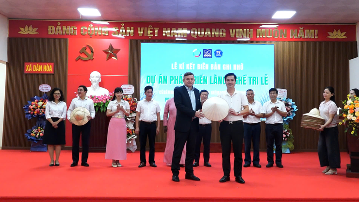 DÂN HÒA: RA MẮT DỰ ÁN “TRILAF” & LỄ KÝ KẾT HỢP TÁC GIỮA TRƯỜNG ĐẠI HỌC NGOẠI NGỮ – ĐHQGHN, UBND XÃ DÂN HÒA VÀ CÁC ĐỐI TÁC DU LỊCH- Ảnh 11.