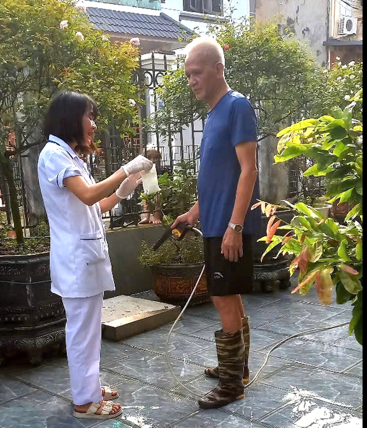 Xã Quang Minh triển khai đồng bộ công tác vệ sinh môi trường, khử khuẩn sau ngập lụt- Ảnh 1.