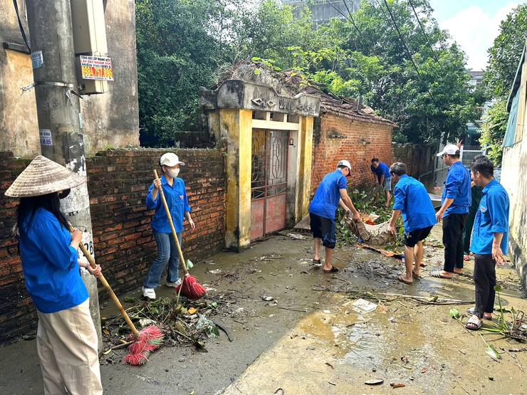 Xã Quang Minh triển khai đồng bộ công tác vệ sinh môi trường, khử khuẩn sau ngập lụt- Ảnh 2.