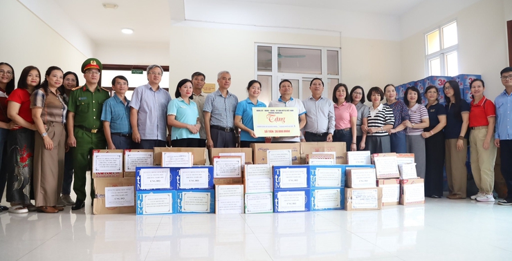 Sẻ chia yêu thương, chung tay giúp dân vùng ngập vượt qua khó khăn- Ảnh 1.