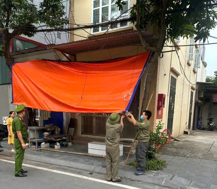 Công an phường Long Biên tăng cường xử lý vi phạm trật tự, an toàn giao thông, trật tự đô thị- Ảnh 3.