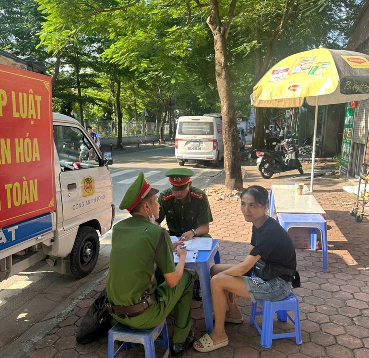 Công an phường Long Biên tăng cường xử lý vi phạm trật tự, an toàn giao thông, trật tự đô thị- Ảnh 5.