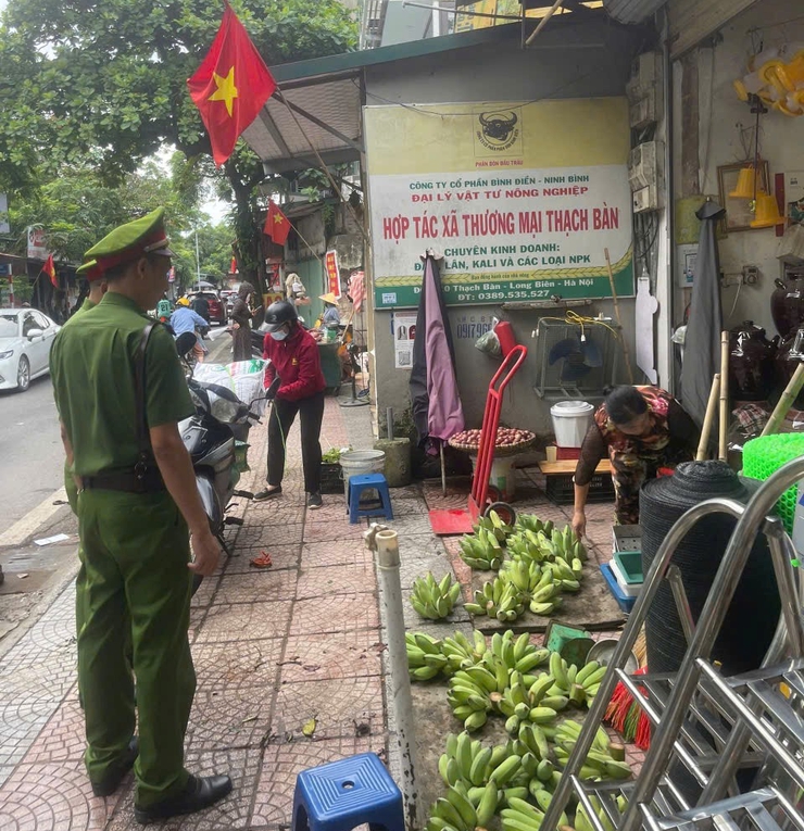 Công an phường Long Biên tăng cường xử lý vi phạm trật tự, an toàn giao thông, trật tự đô thị- Ảnh 1.