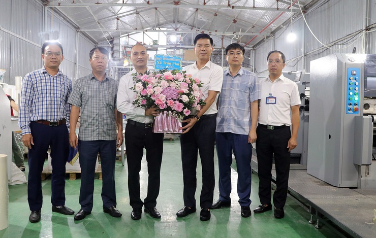 Đảng ủy, HĐND, UBND, UBMTTQ Việt Nam xã Trần Phú thăm và tặng hoa chúc mừng doanh nhân tiêu biểu trên địa bàn- Ảnh 2.